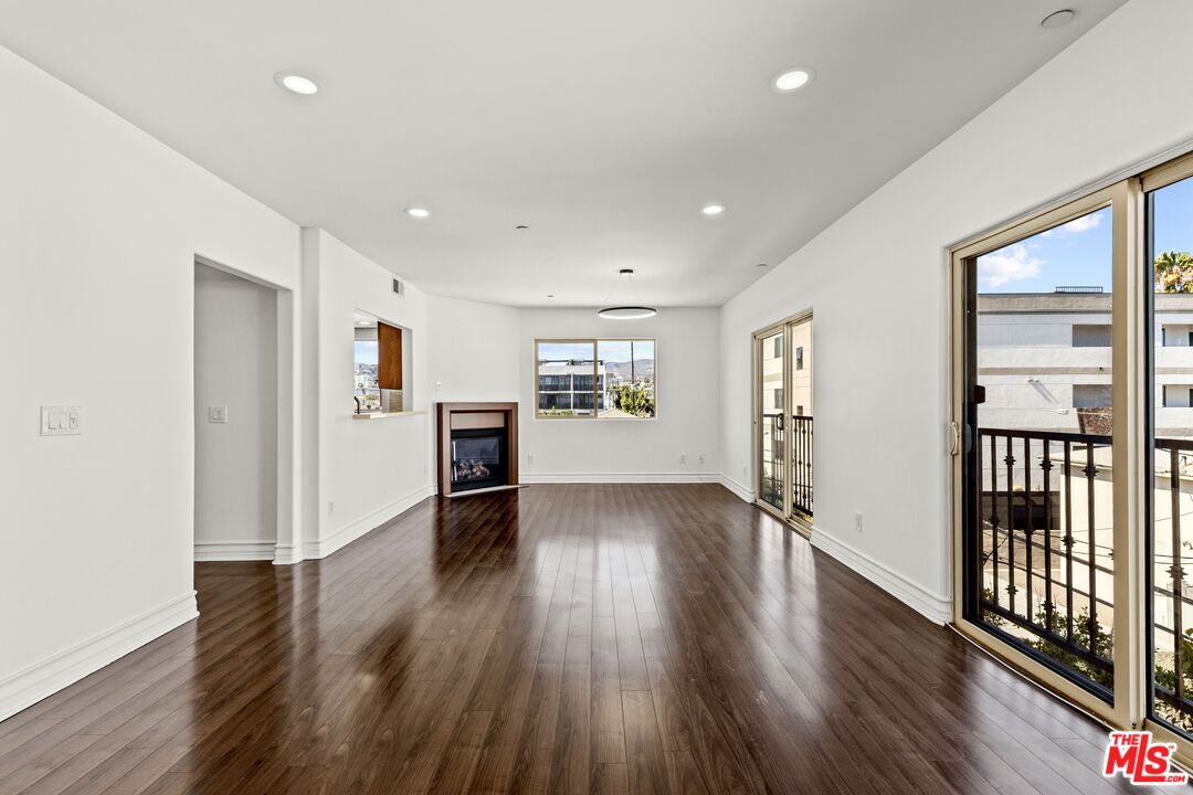 936 N Hudson Ave Unit: 302