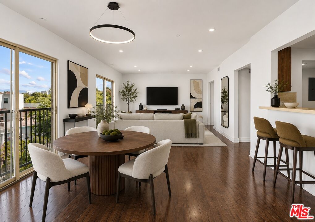 936 N Hudson Ave Unit: 302