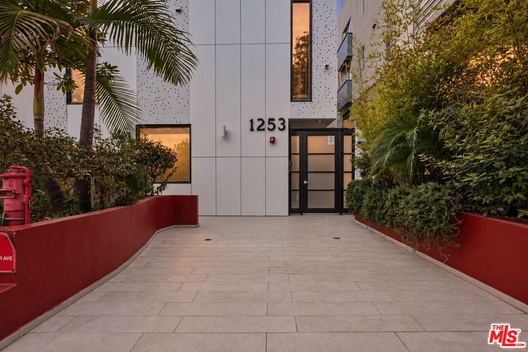1253 N Sweetzer Ave Unit: 6