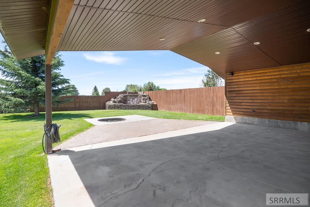 845 E 1415 N