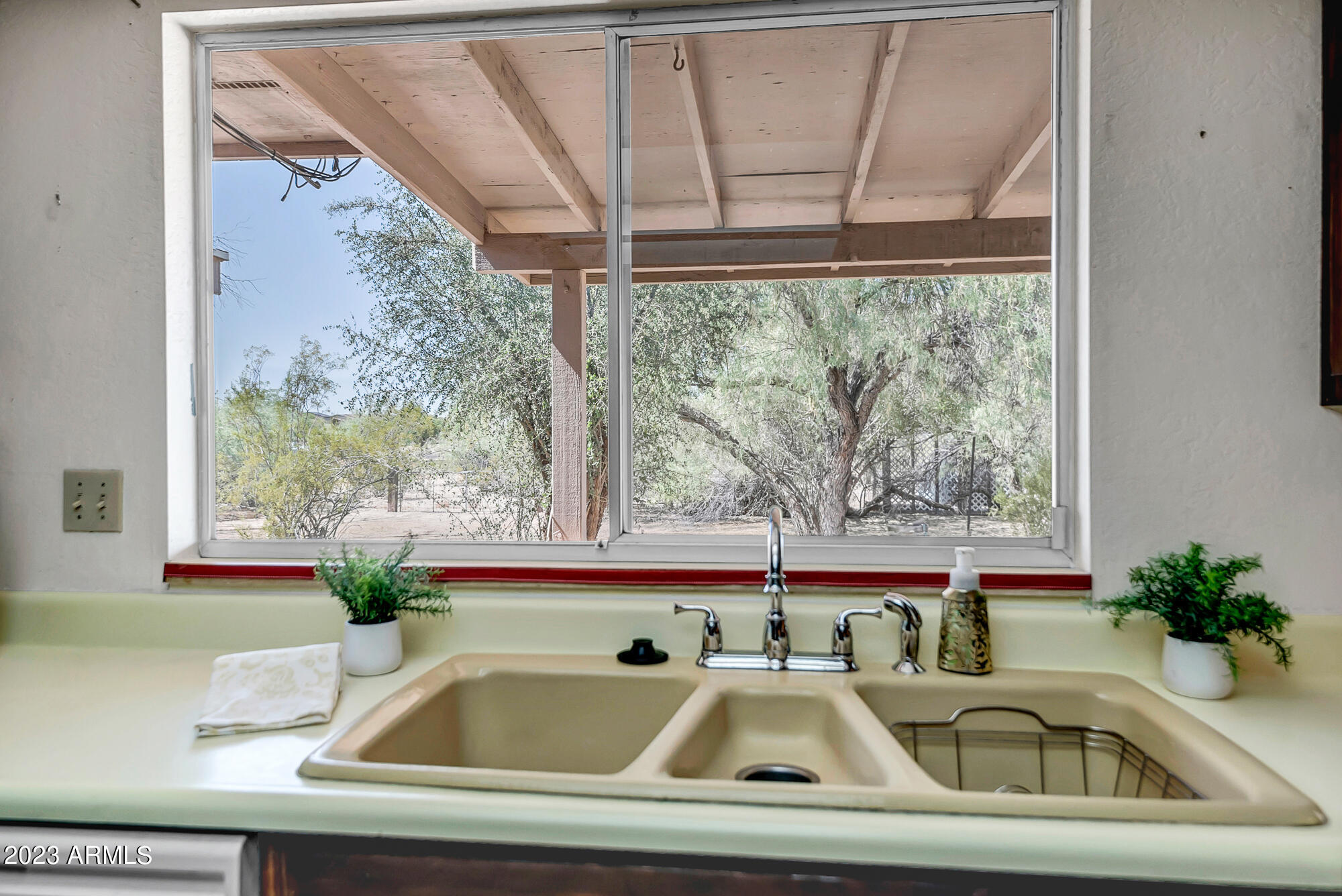 1520 E SANDRA Terrace