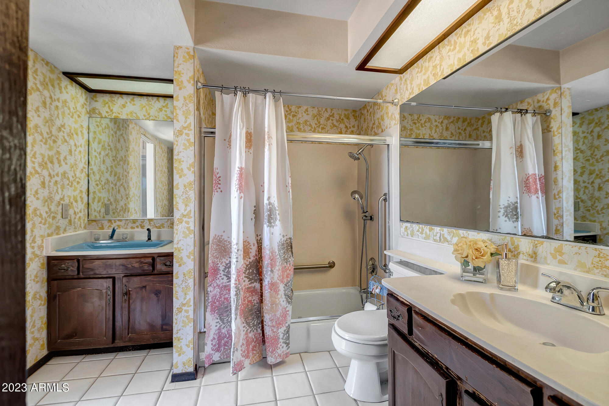 1520 E SANDRA Terrace