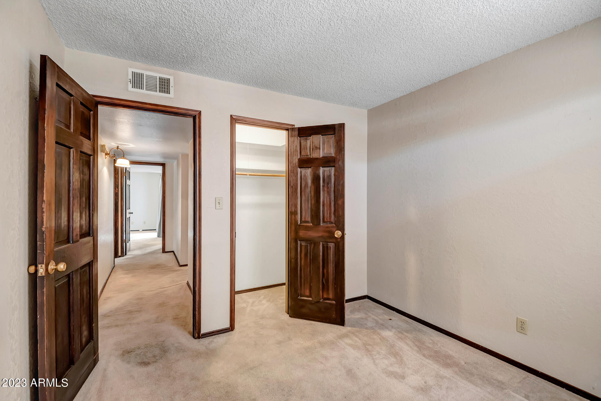 1520 E SANDRA Terrace