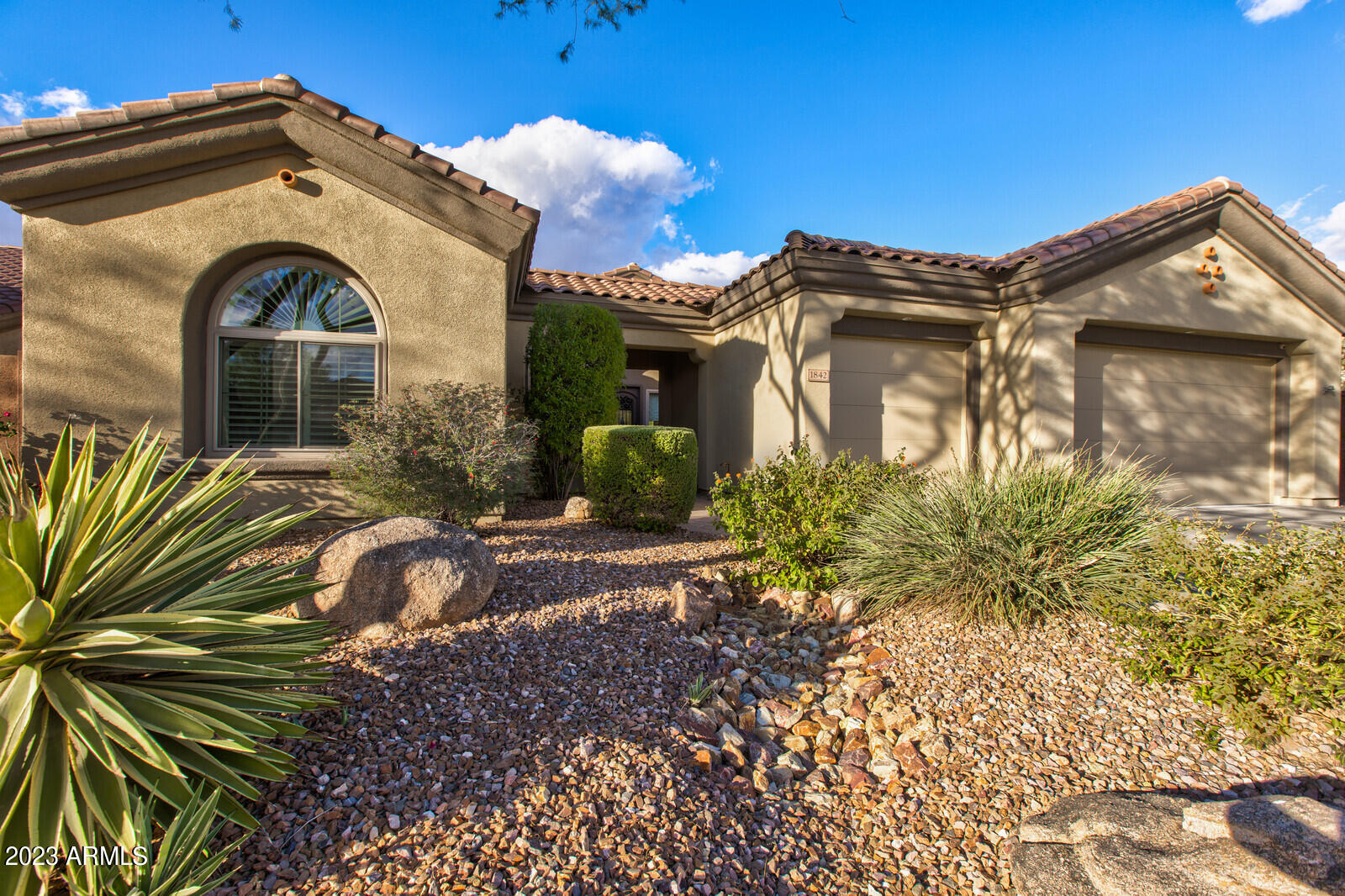 1842 W WEBSTER Court