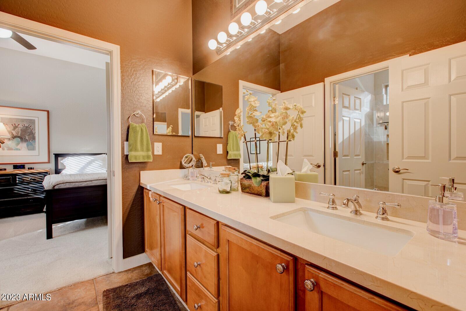 1842 W WEBSTER Court