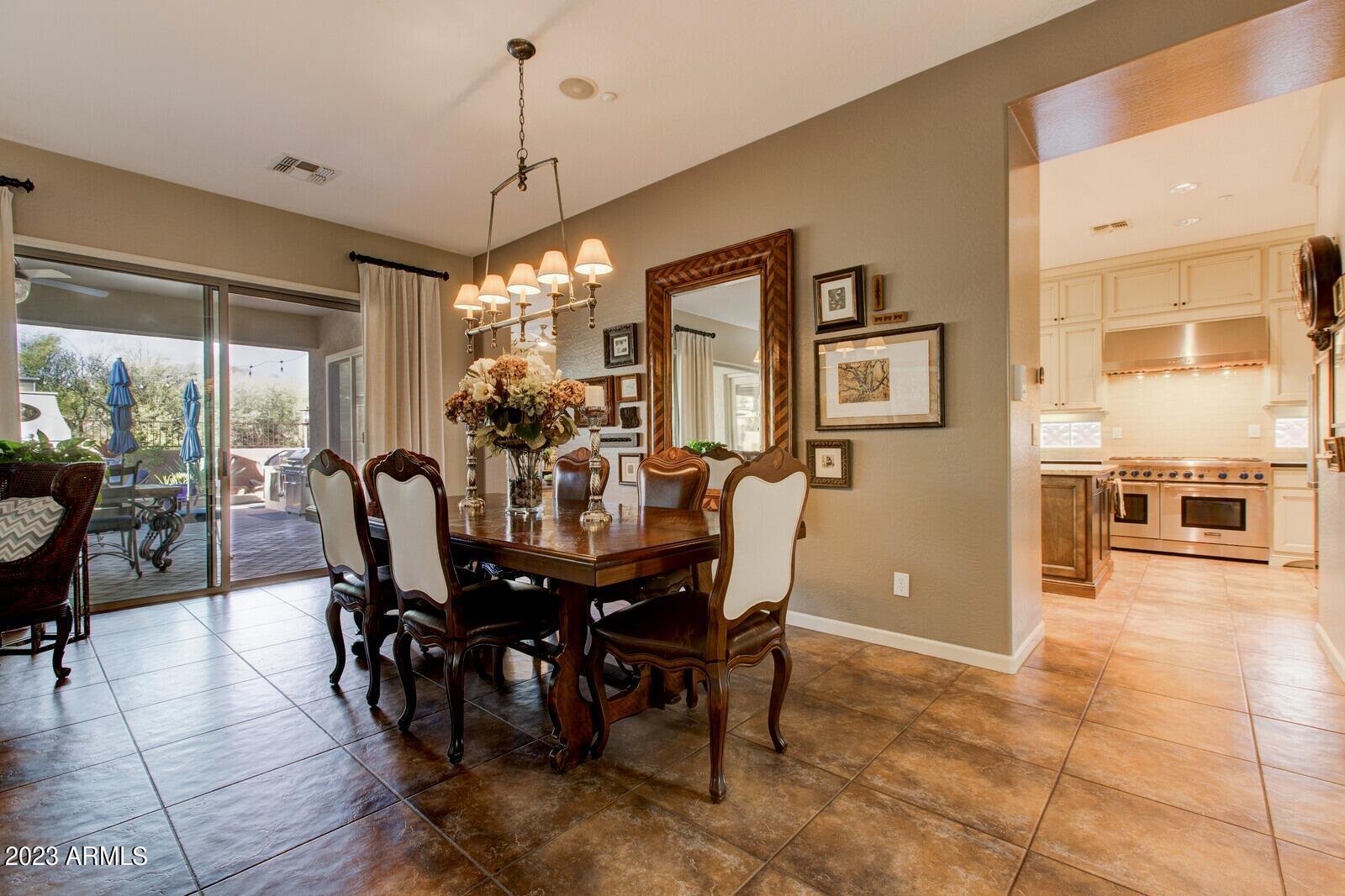 1842 W WEBSTER Court