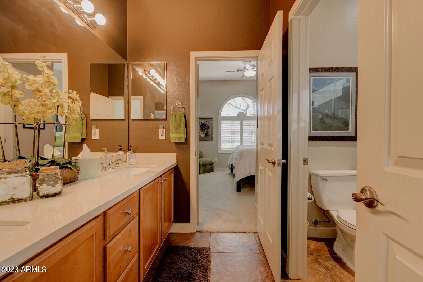 1842 W WEBSTER Court