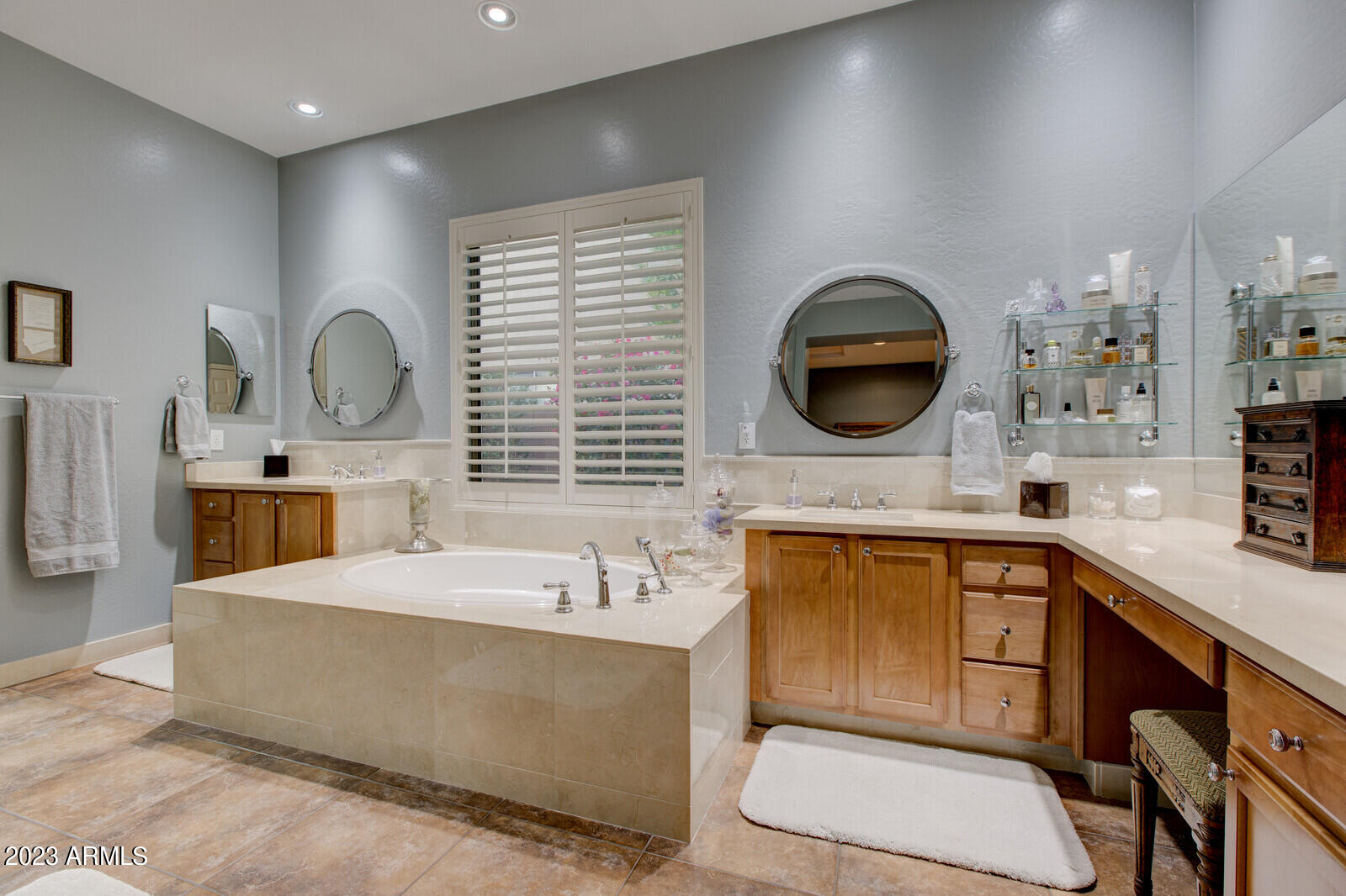 1842 W WEBSTER Court