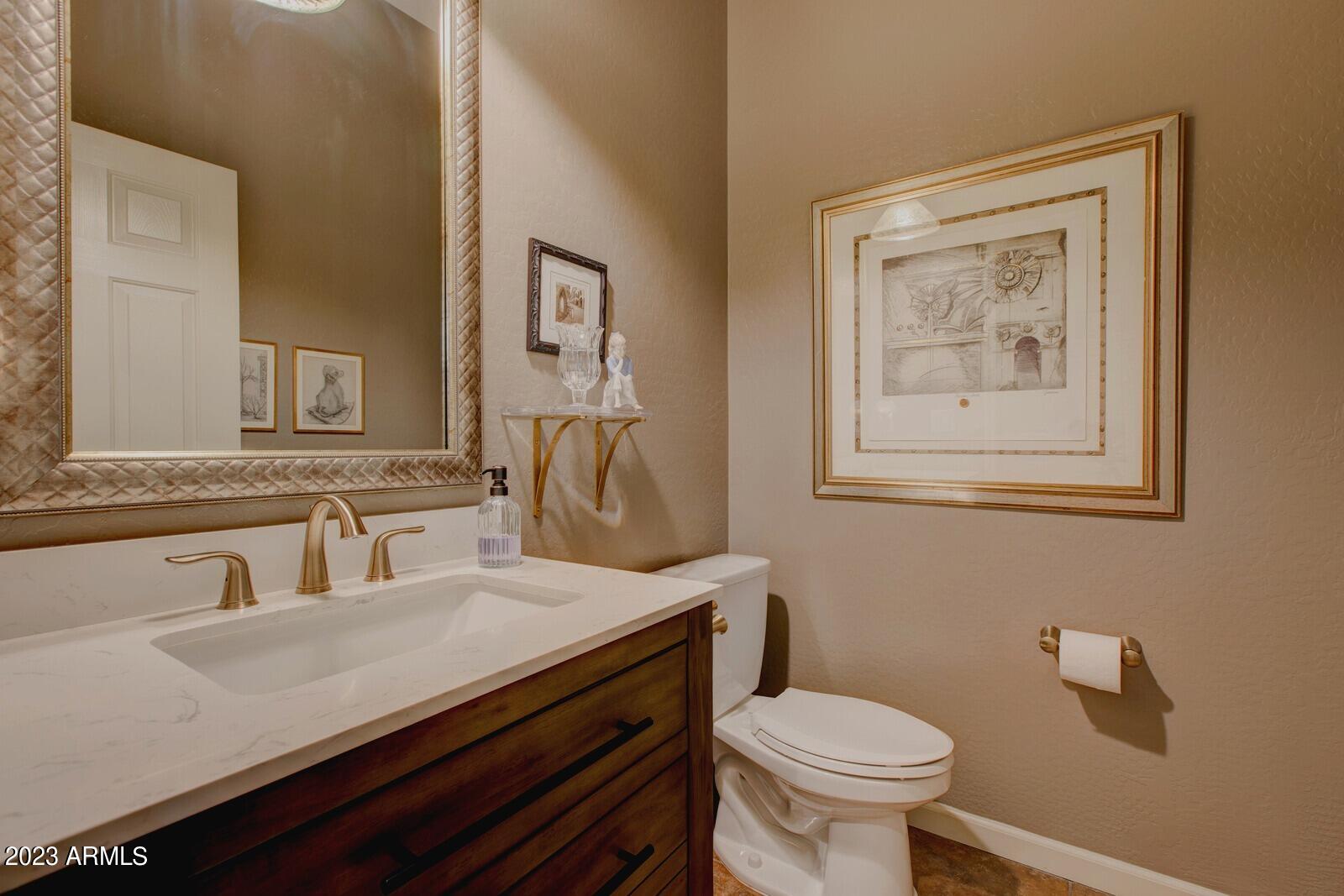 1842 W WEBSTER Court