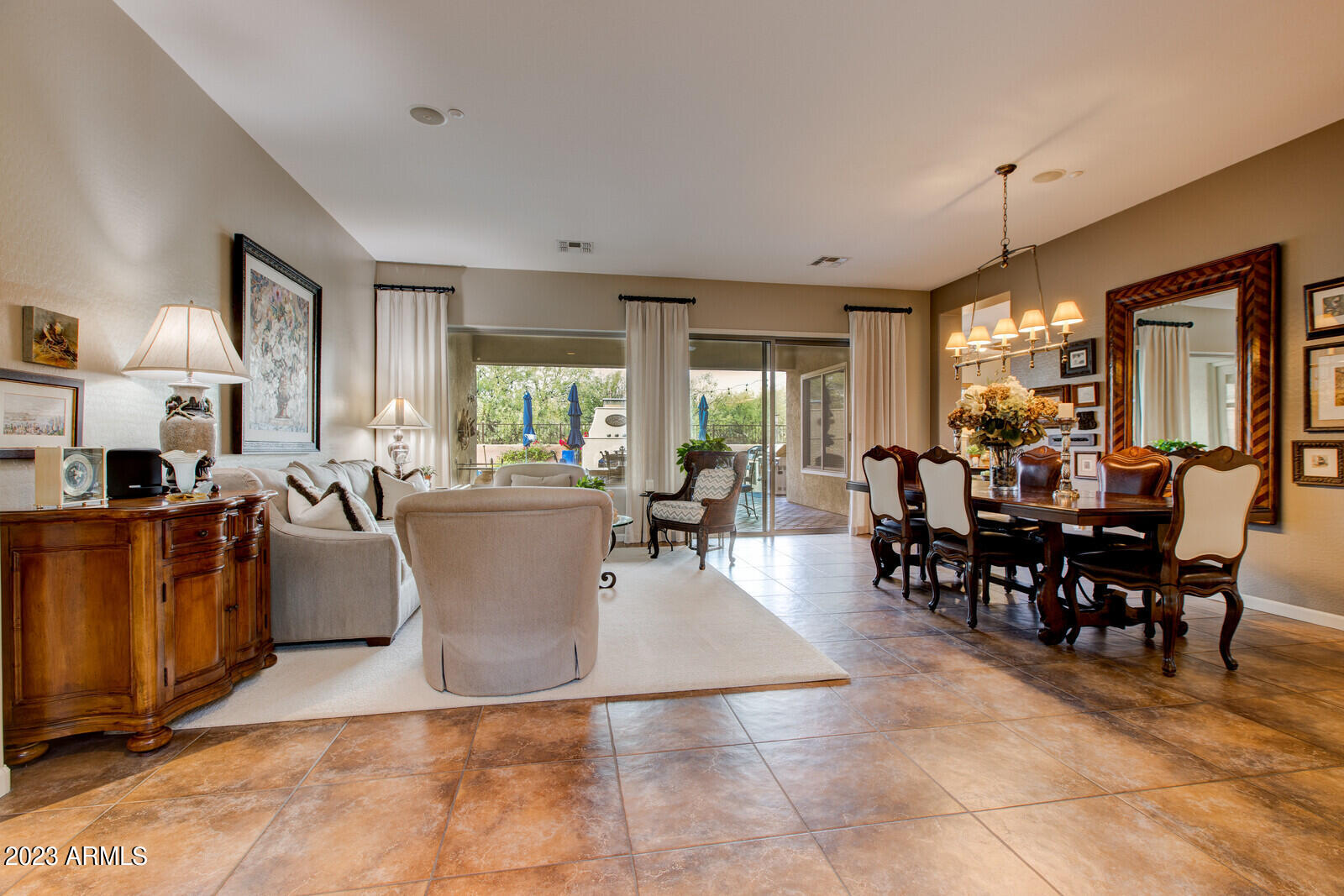 1842 W WEBSTER Court