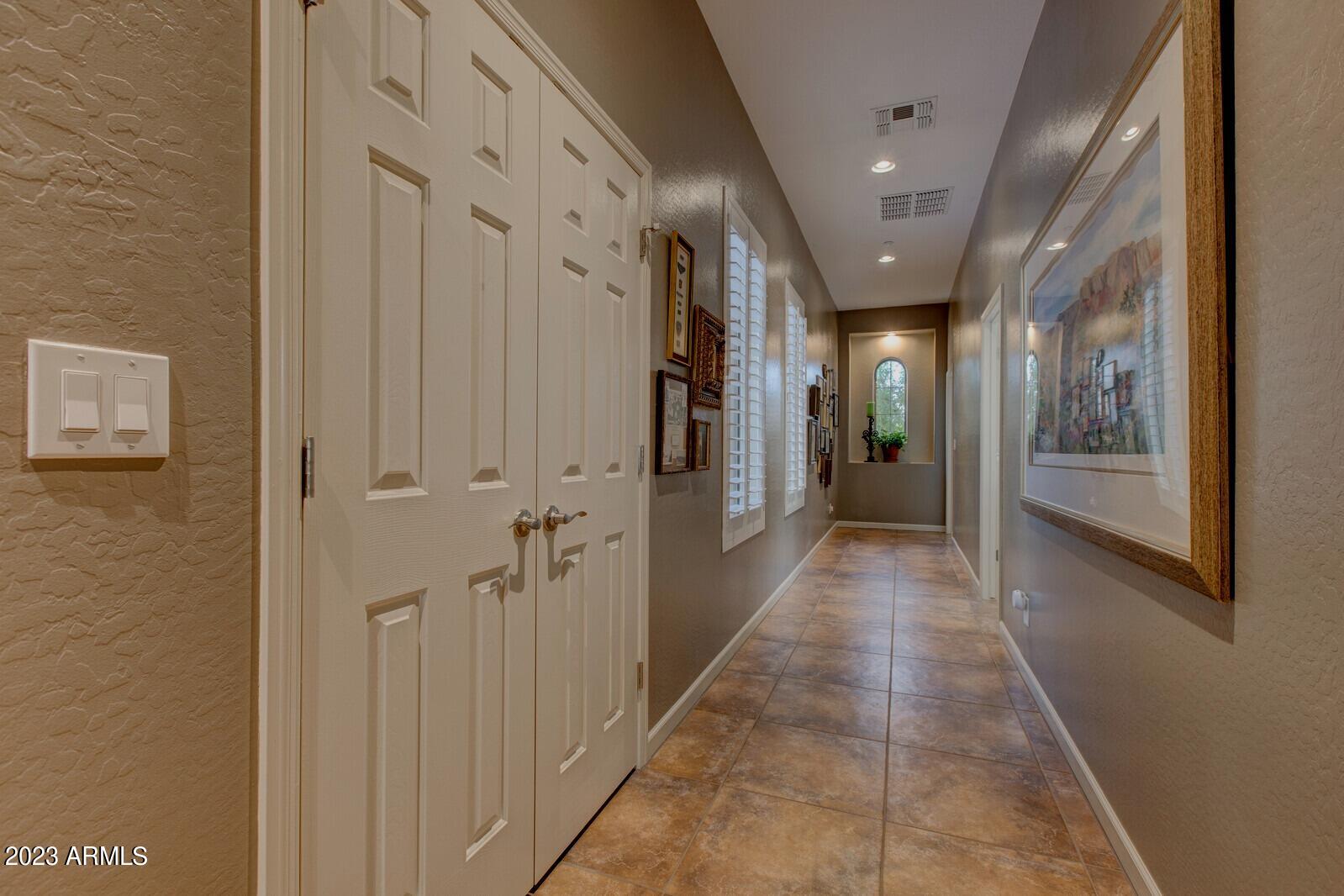 1842 W WEBSTER Court