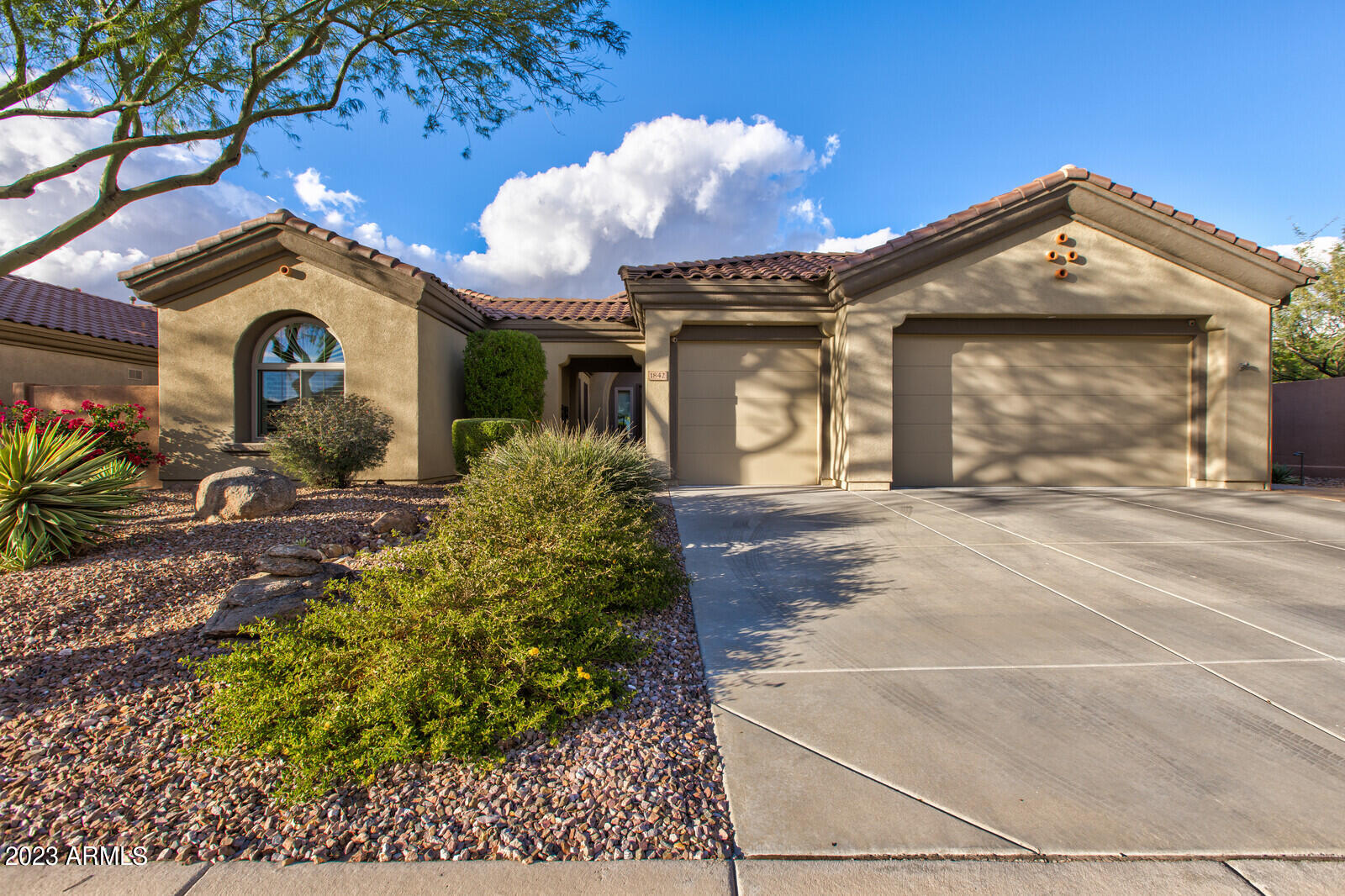 1842 W WEBSTER Court