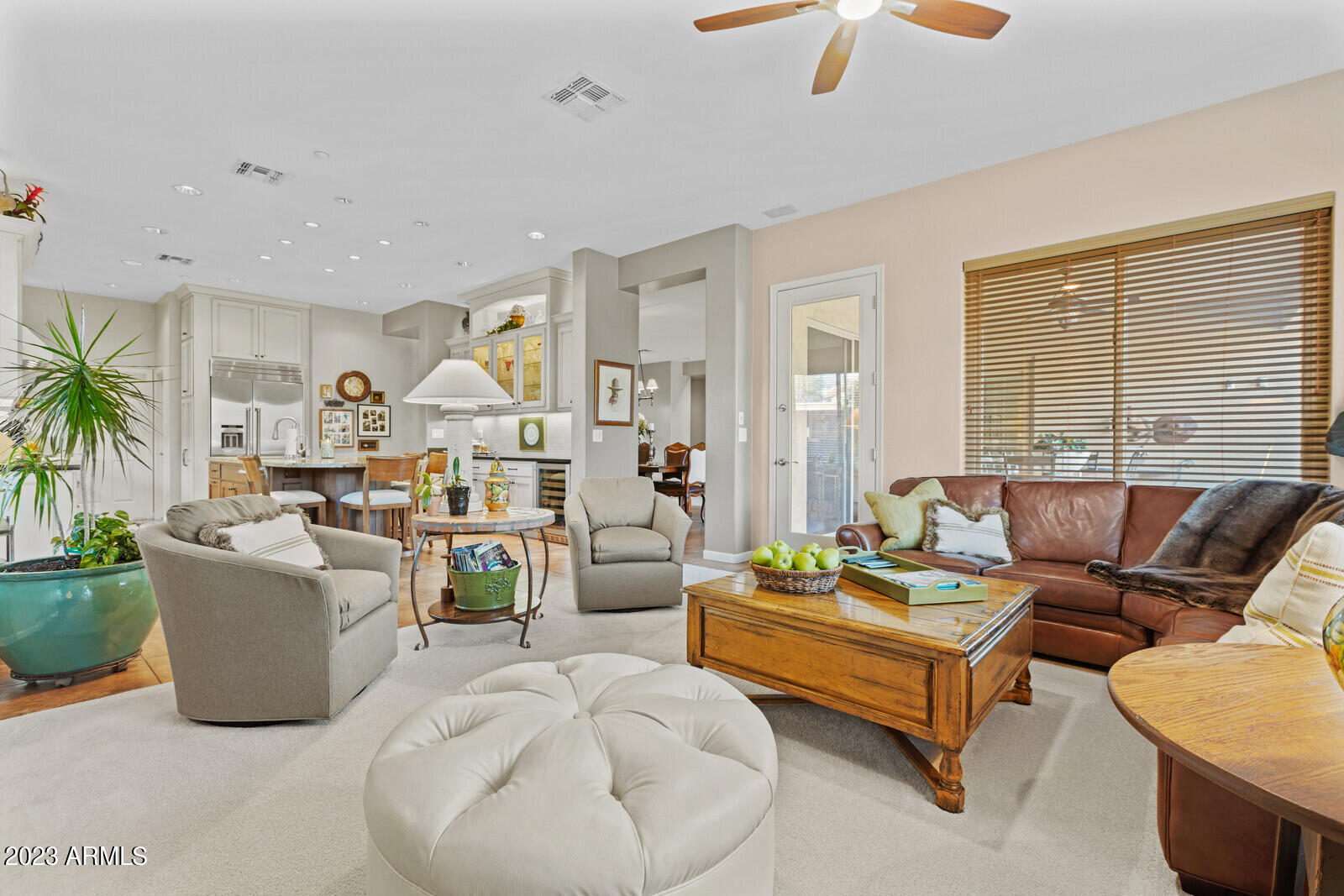 1842 W WEBSTER Court