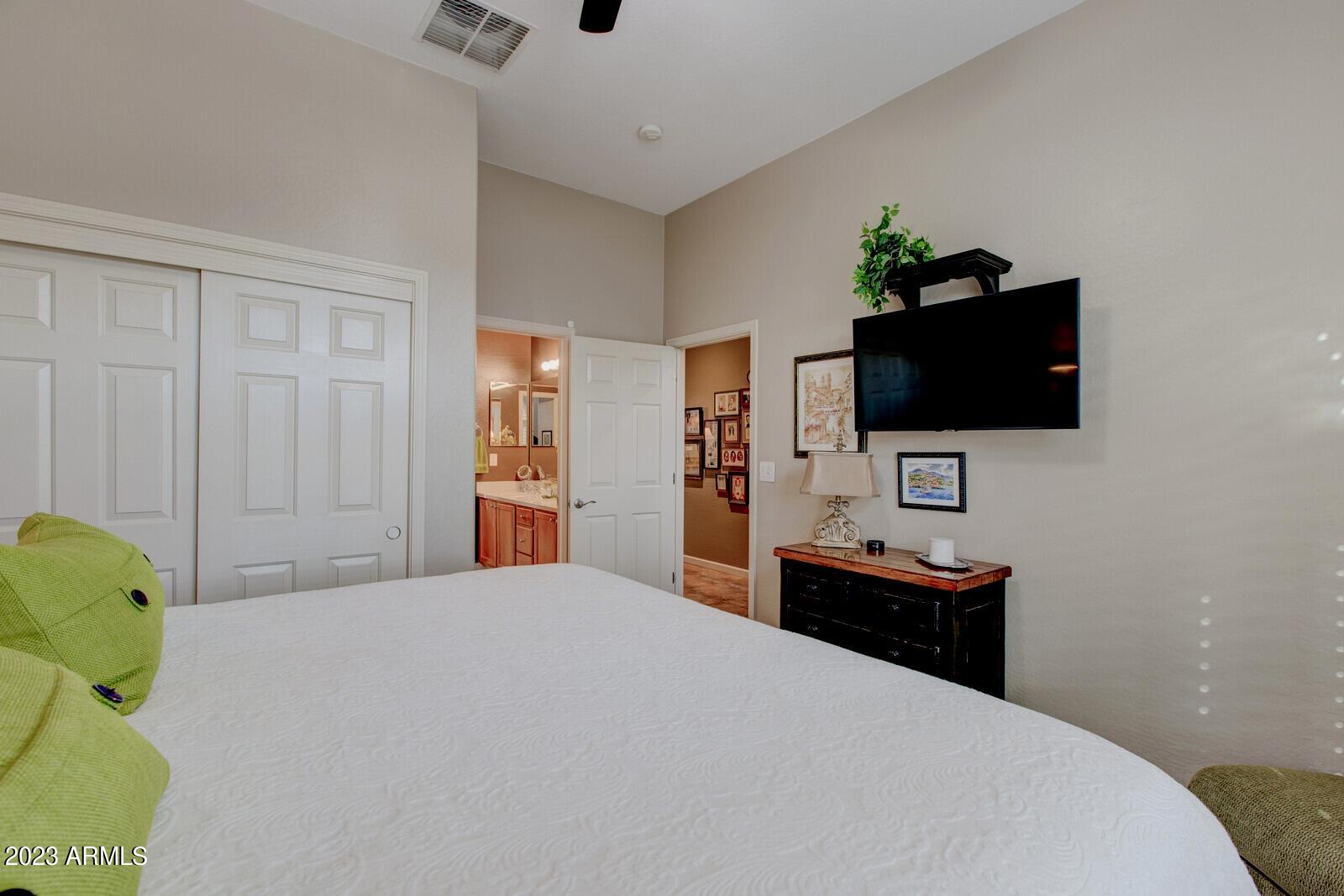 1842 W WEBSTER Court