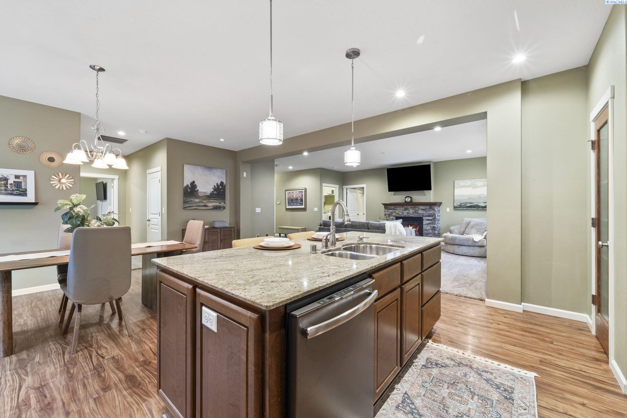 6102 Westmoreland Ln