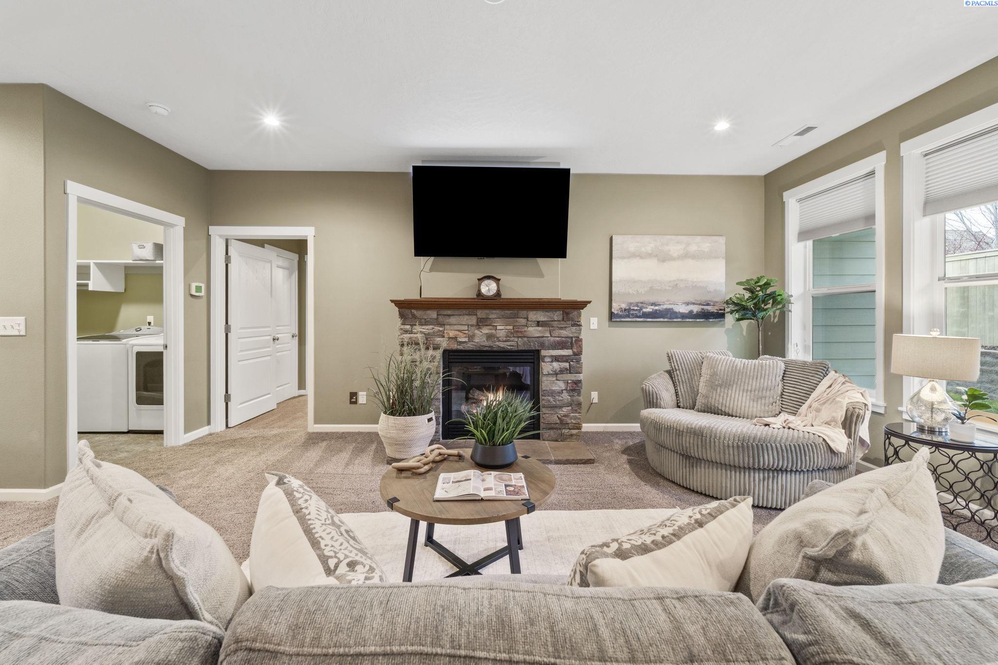 6102 Westmoreland Ln