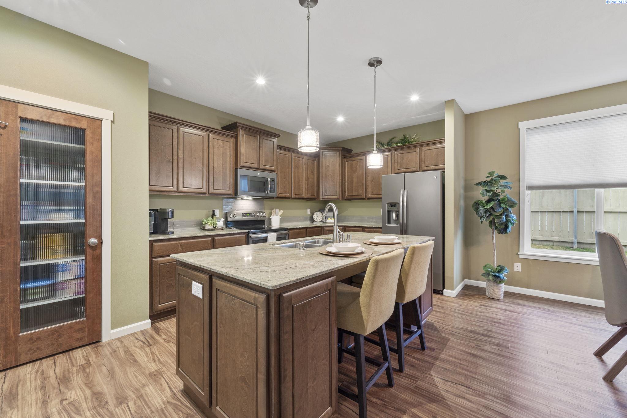 6102 Westmoreland Ln