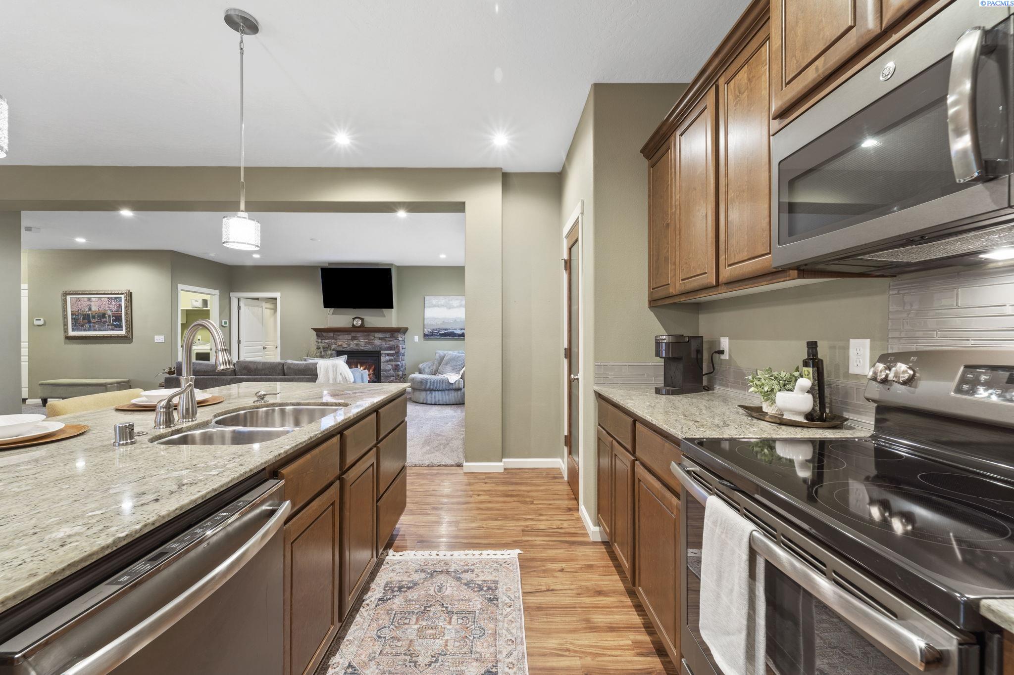 6102 Westmoreland Ln