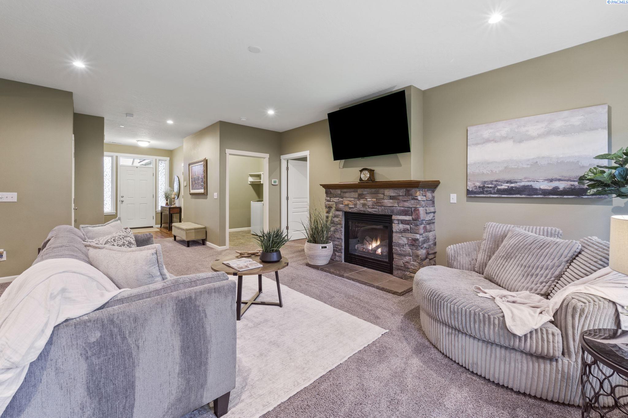 6102 Westmoreland Ln