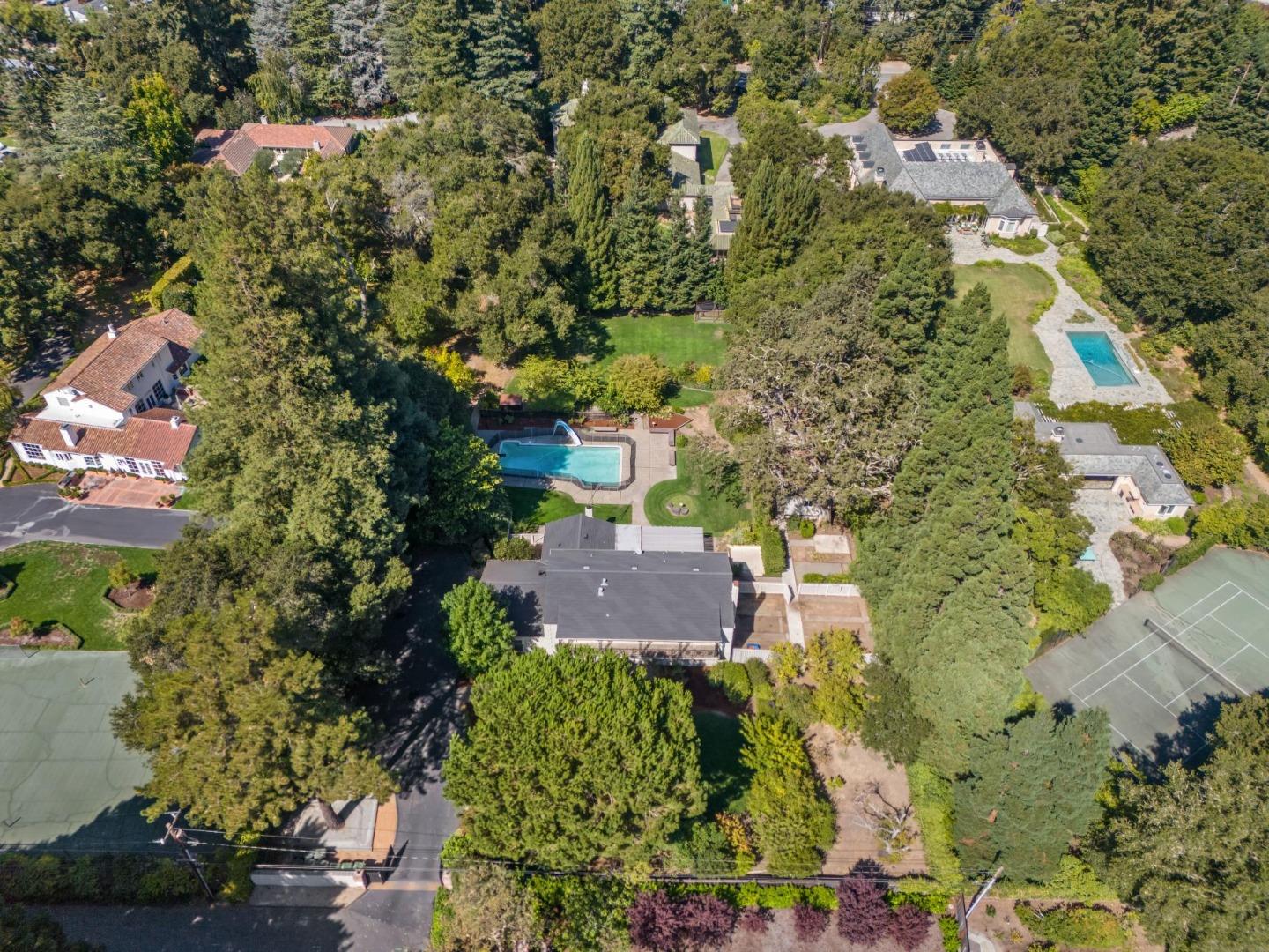 243 Selby LN