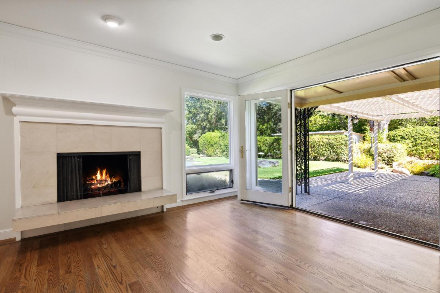 243 Selby LN