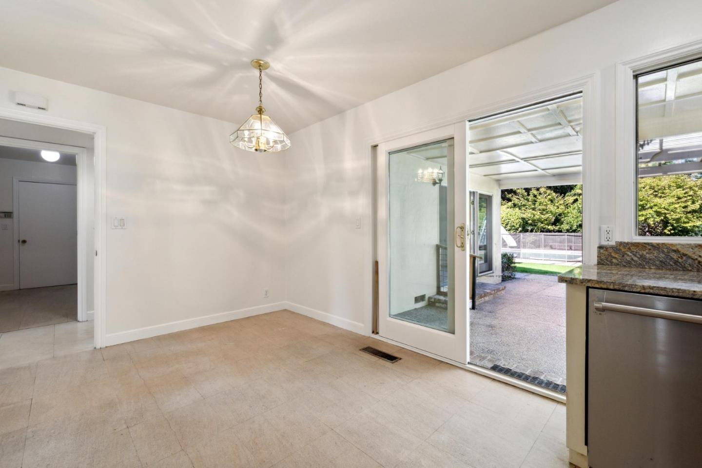 243 Selby LN