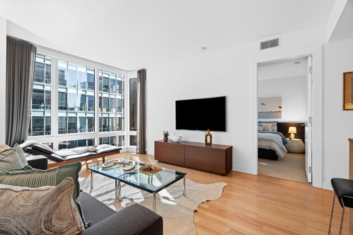 301 Mission ST 17B