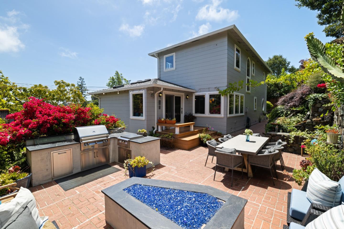 154 Los Robles DR