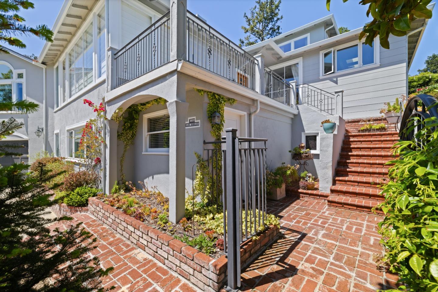 154 Los Robles DR
