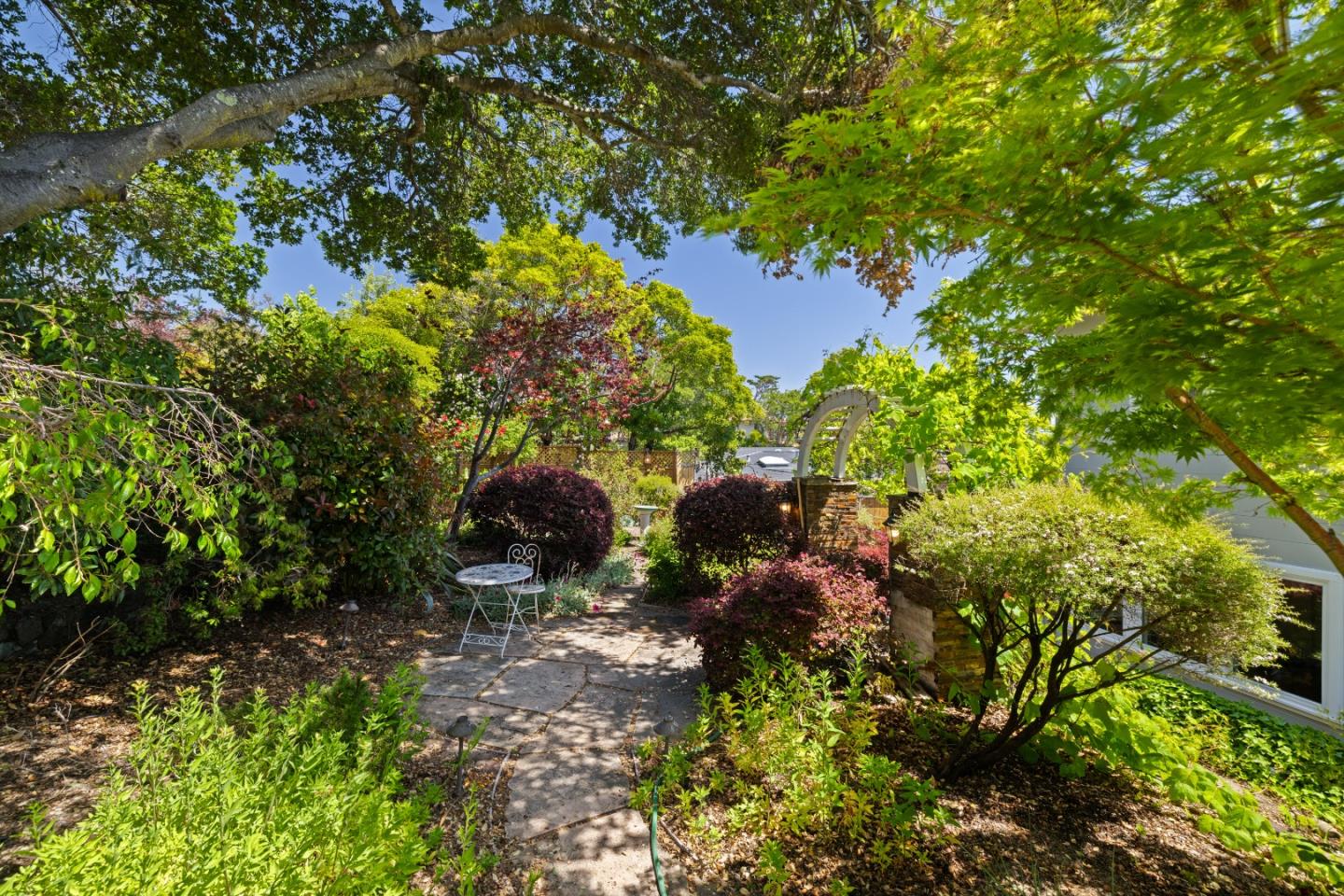 154 Los Robles DR