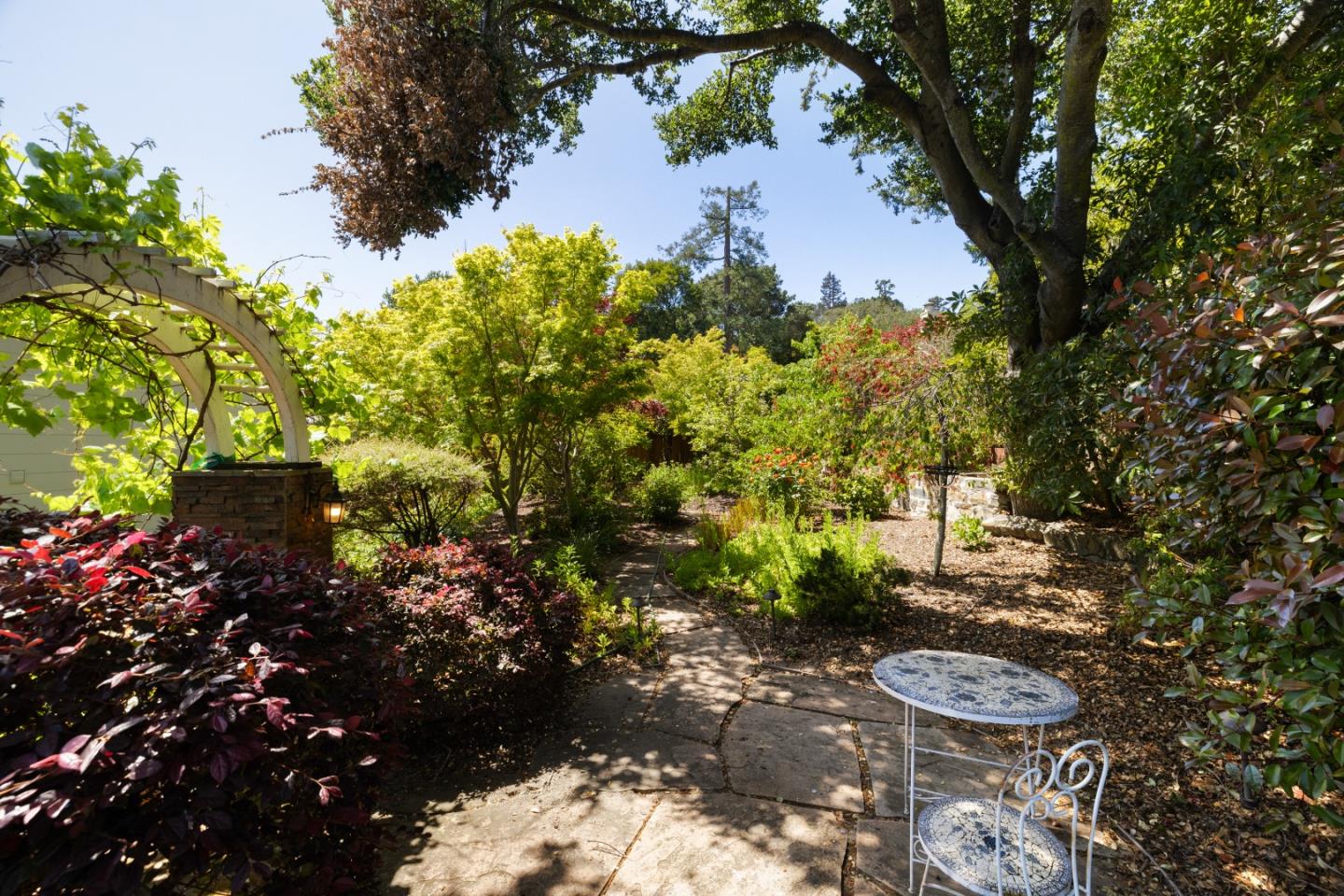 154 Los Robles DR