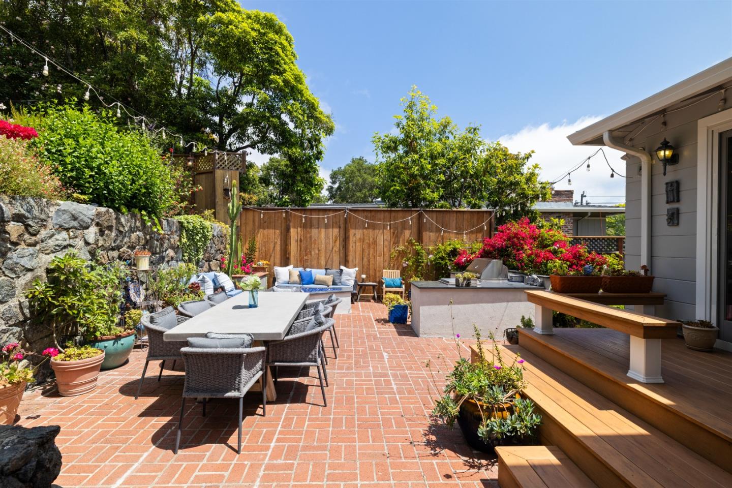 154 Los Robles DR