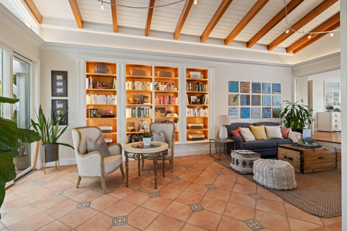 154 Los Robles DR