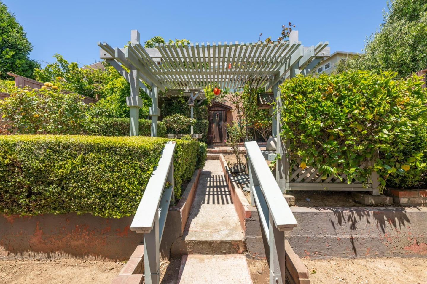 633 Pine Terrace