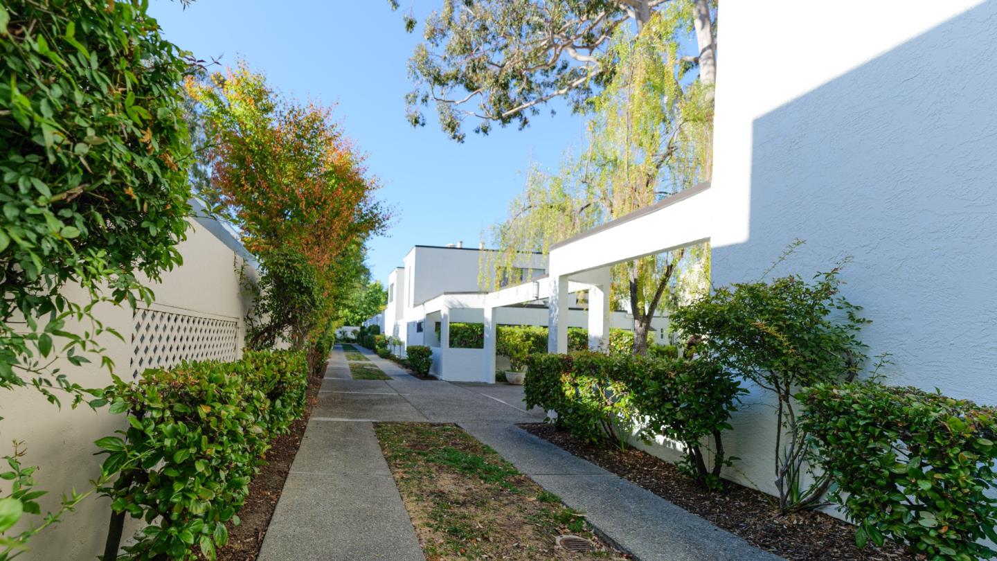 1919 Alameda De Las Pulgas 26