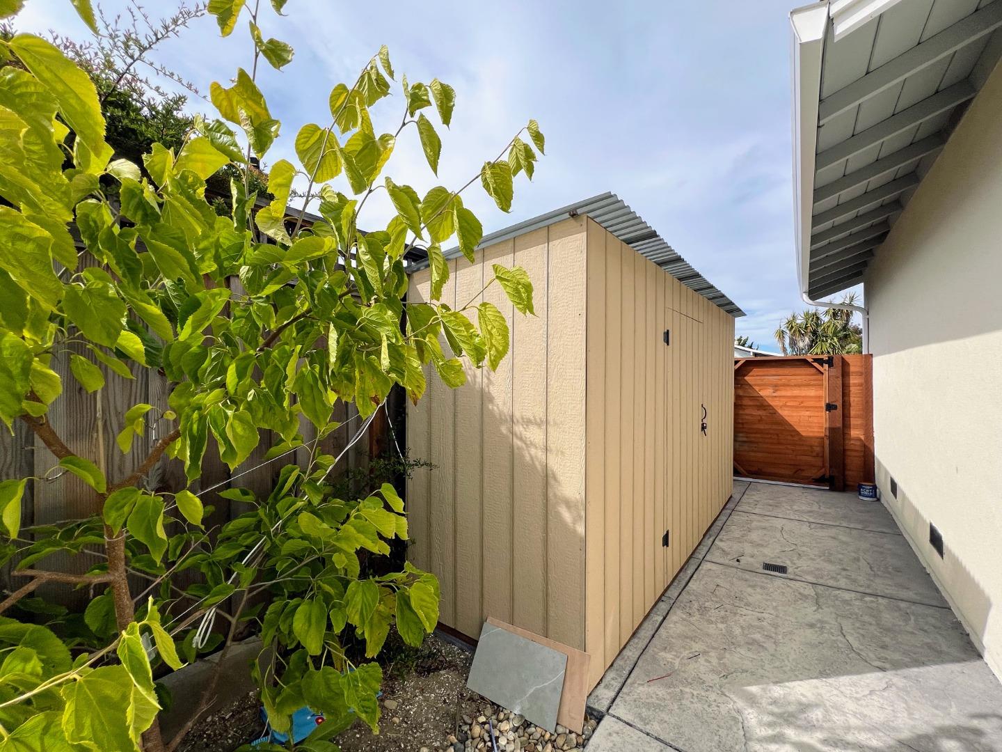 906 Crane Avenue