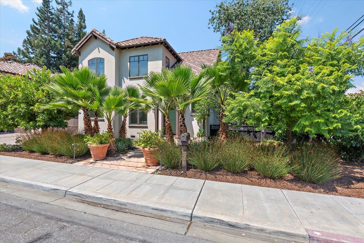 900 Roble Avenue
