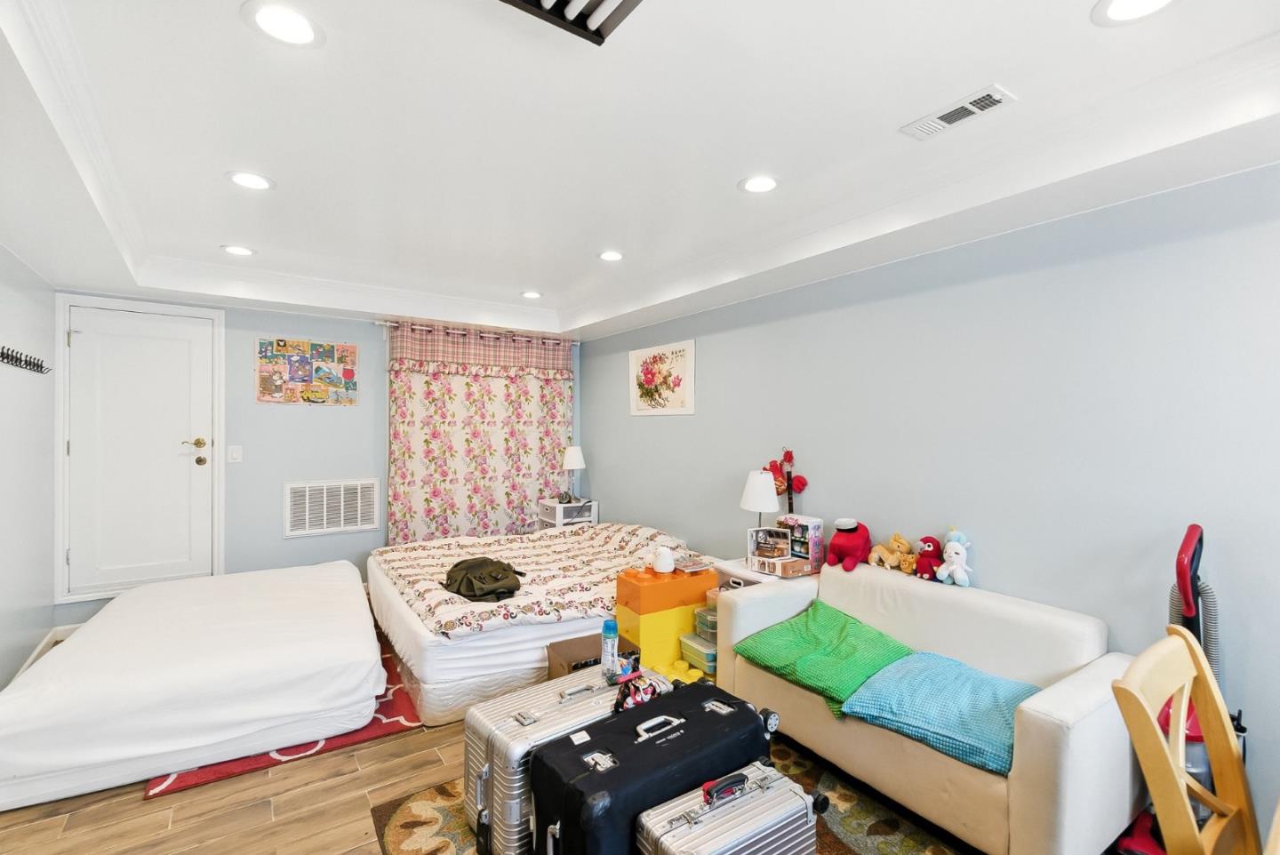 54 Eastwood Dr
