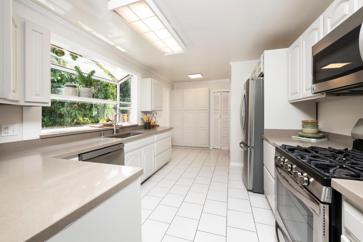 910 Folkstone Avenue