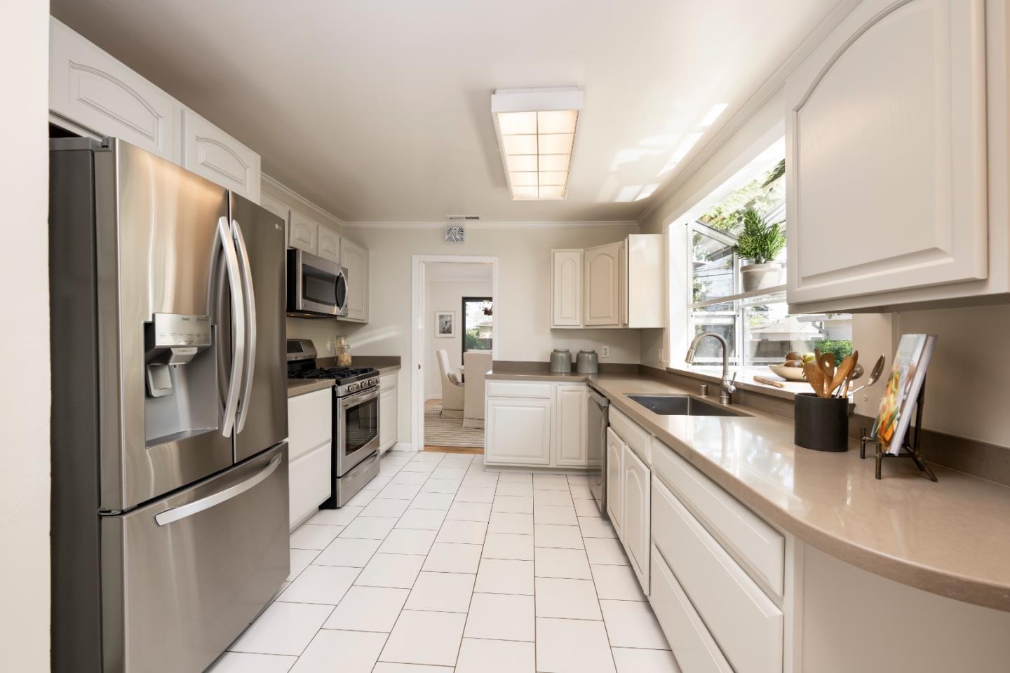 910 Folkstone Avenue