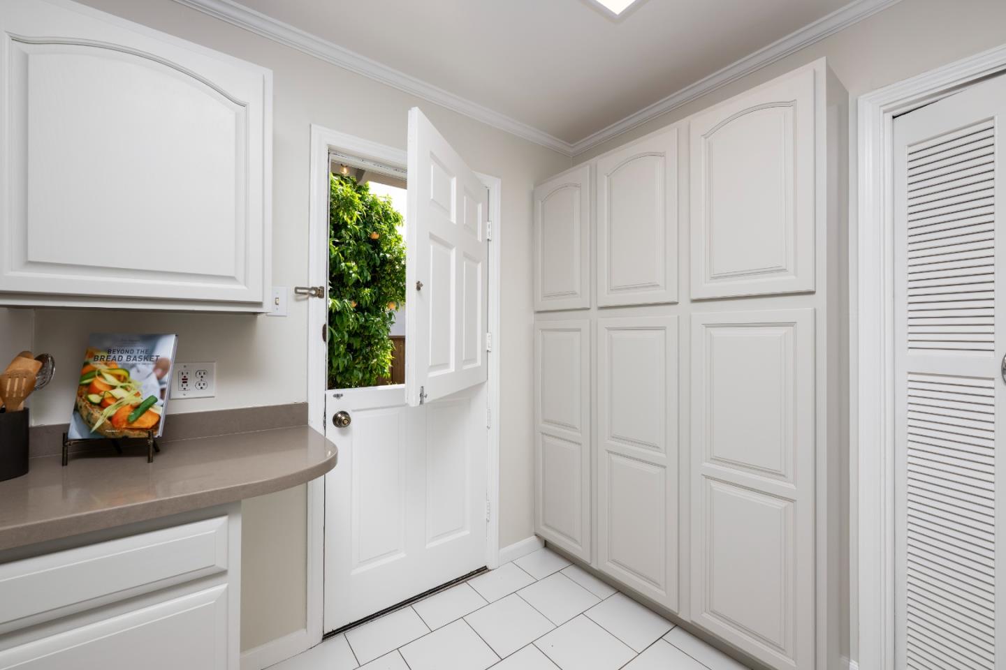 910 Folkstone Avenue