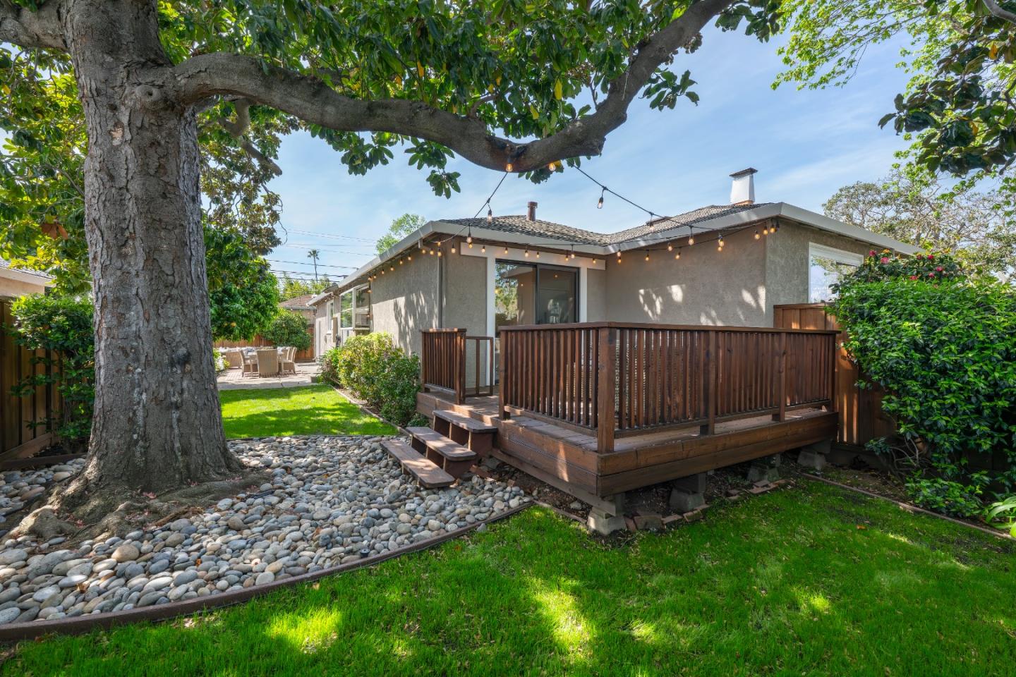 910 Folkstone Avenue