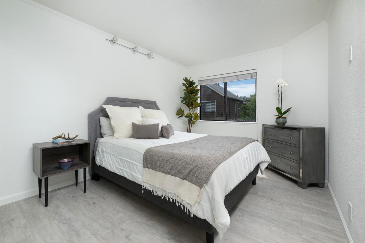 1135 Shoreline Drive