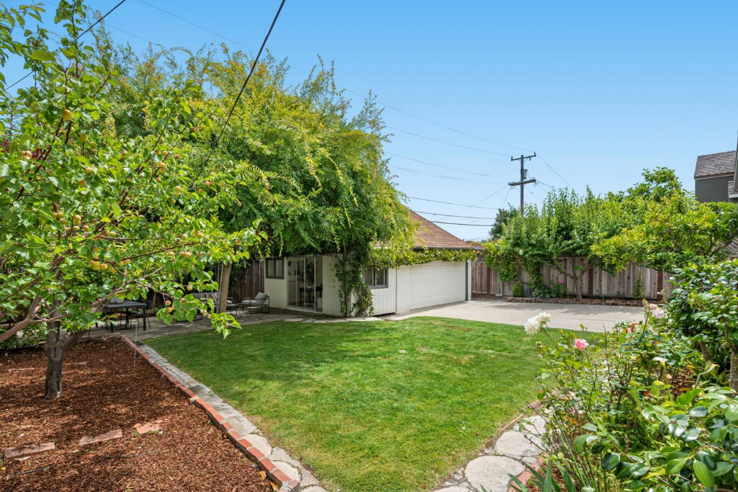 563 Edinburgh Street