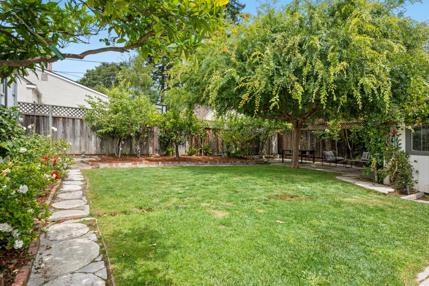 563 Edinburgh Street