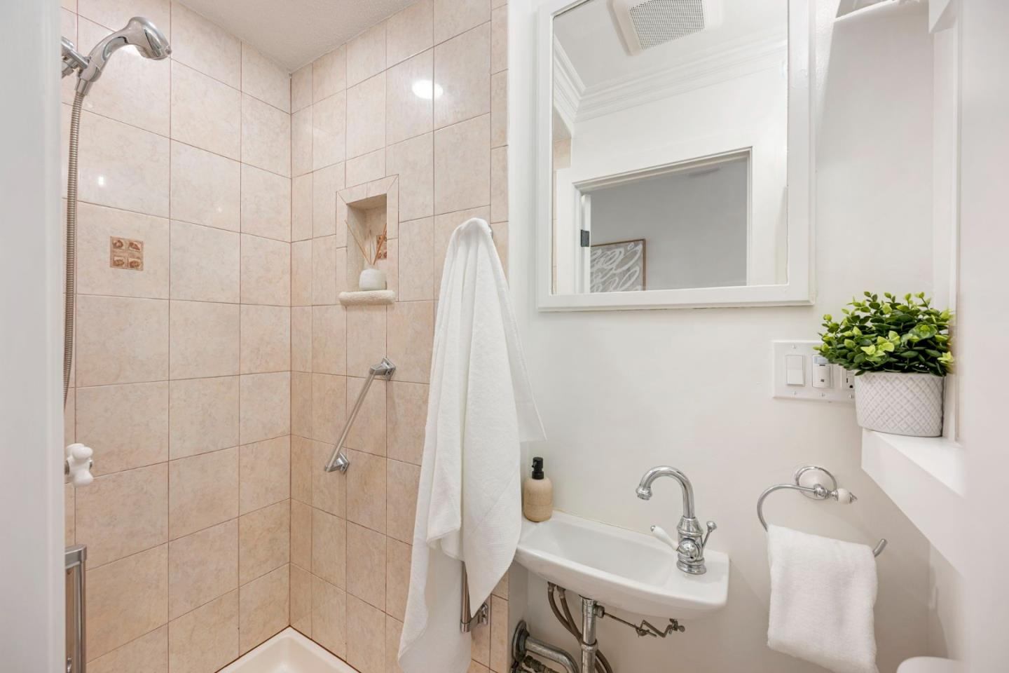 563 Edinburgh Street