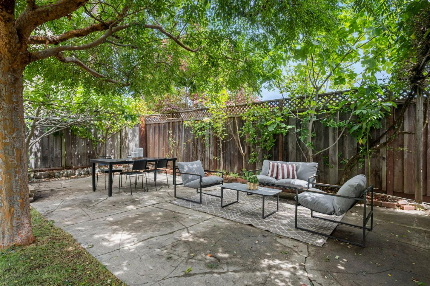 563 Edinburgh Street