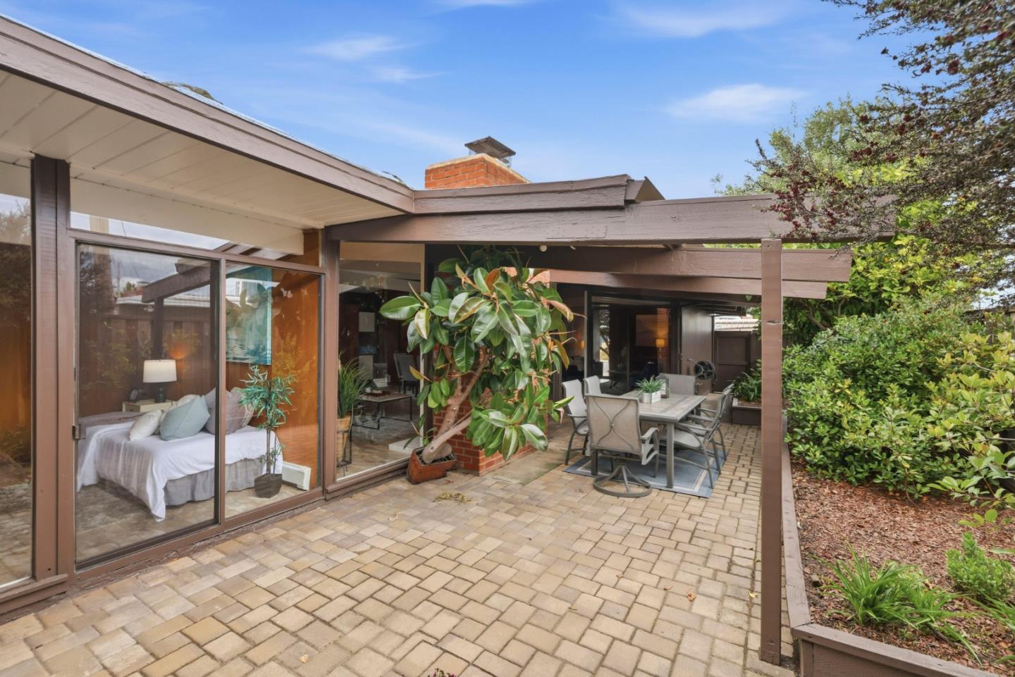 692 Edna Way