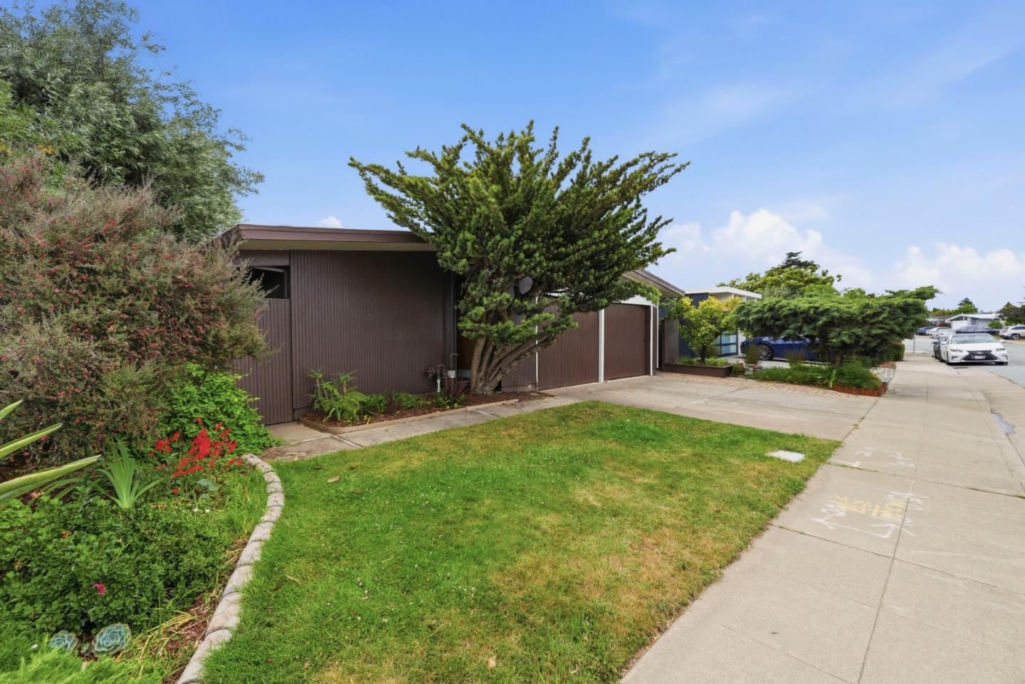 692 Edna Way