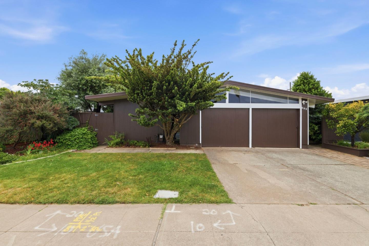 692 Edna Way